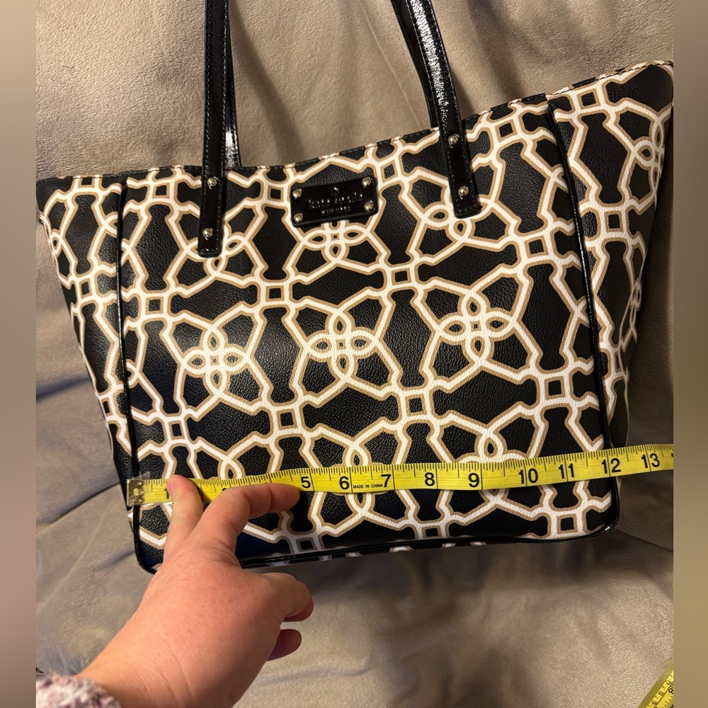 Kate Spade tote. Black with white/tan design. Snap closure. Excellent condition - Picture 4 of 14